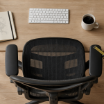 meilleur chaise ergonomique 2025 sur bureau en bois clair