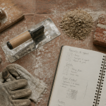 outils artisan enduit sur brique
