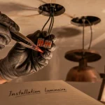 Installer luminaire plafond : testeur de tension et connecteurs Wago sur placo