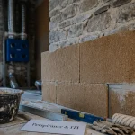 Isoler un mur en pierre : panneaux fibre de bois contre mur, humidité maîtrisée