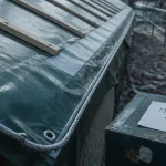 Toiture en bache PVC tendue sur toiture en pente, mise hors d’eau