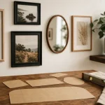 decorer mur blanc : cadres, miroir et étagère flottante sur mur blanc