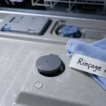 Où mettre le liquide de rinçage lave vaisselle : repère MAX sur le réservoir