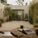Patio dans maison : cour pavée, plantes et baie vitrée