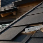 Tuile noire plate sur toiture : joints et texture mate