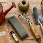 Accessoire pour jardinage : arrosoir, outils et étiquettes pour planter et tailler