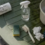 Comment raviver un salon de jardin en plastique vert : vinaigre et éponge, mousse et salissures