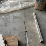 Dalle béton qui fissure au séchage : fissure de retrait mesurée sur la surface