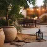 Terrasse en pierre avec pots et lanternes, ambiance jardinage deco