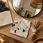 Decoration mural tendance : miroir rond et papier marbre sur grand mur blanc